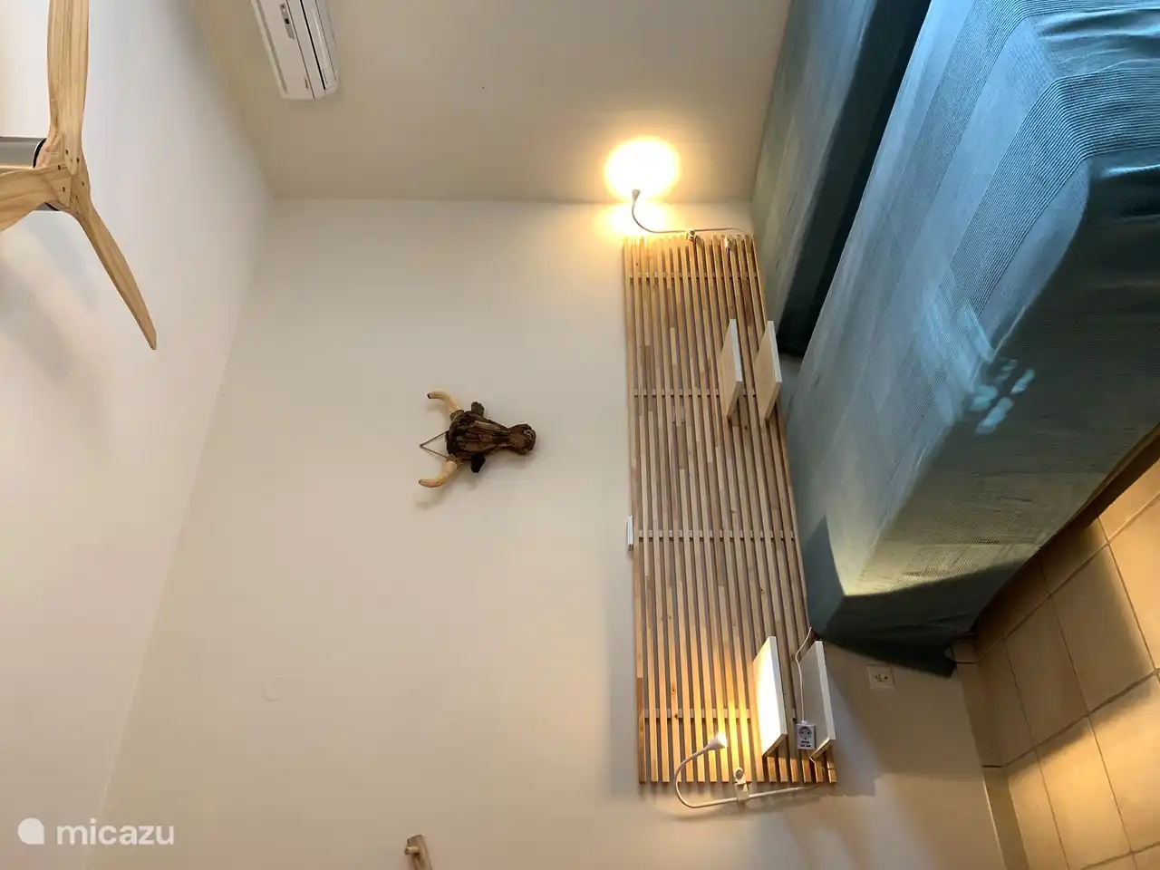 Das zweite Schlafzimmer hat zwei Betten von 90 x 200 cm, die auch als Einzelbetten zusammengestellt werden können. Diese Betten haben auch Candiastrom-Matratzen. Das Schlafzimmer hat französische Türen mit Rollos, Klimaanlage und einen Deckenventilator.