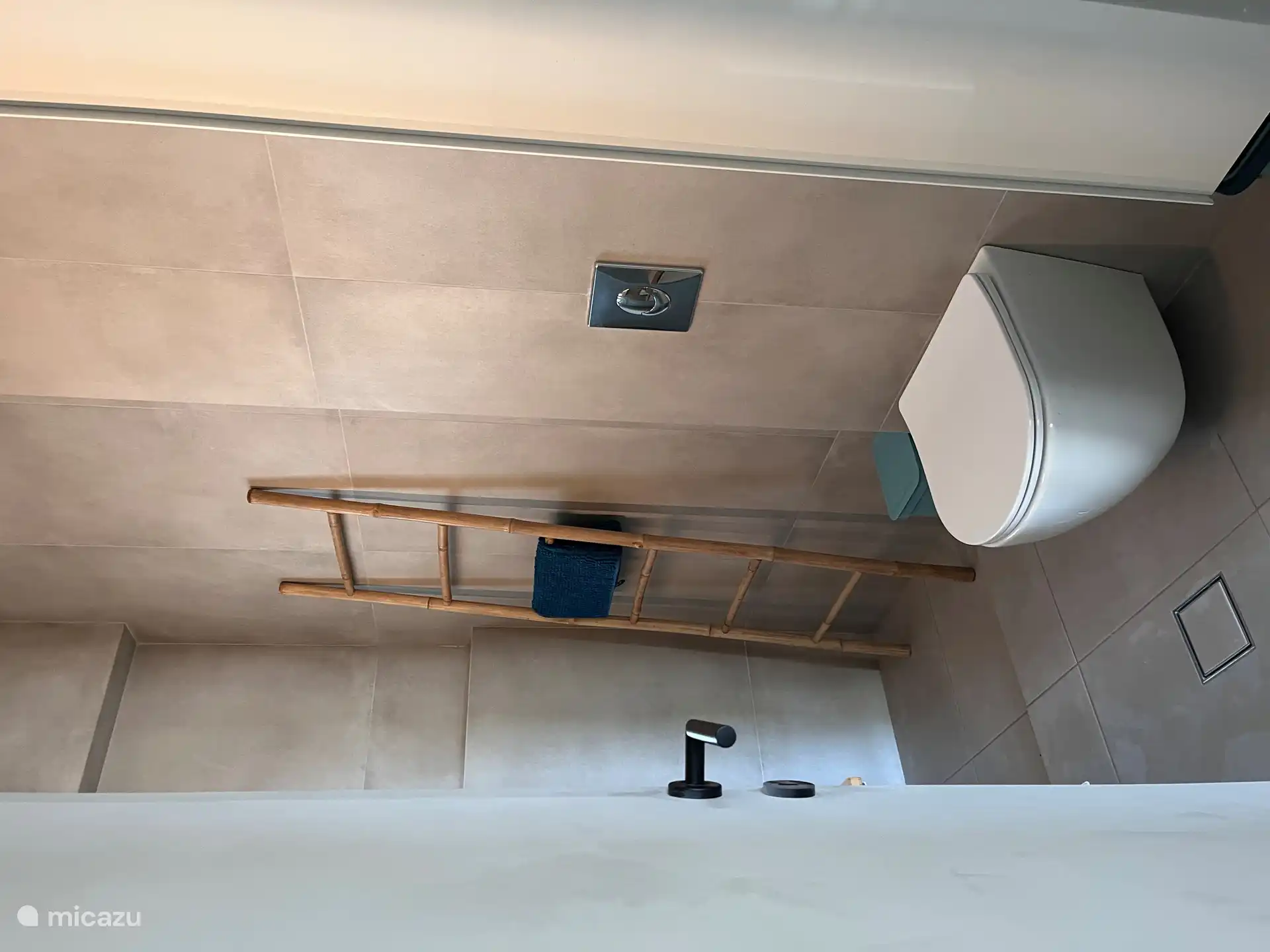 Die Dusche wurde 2024 renoviert und verfügt über viel Stauraum. Die Dusche ist geräumig und hat aufgrund des hohen Wasserdrucks einen sehr kräftigen Strahl. 