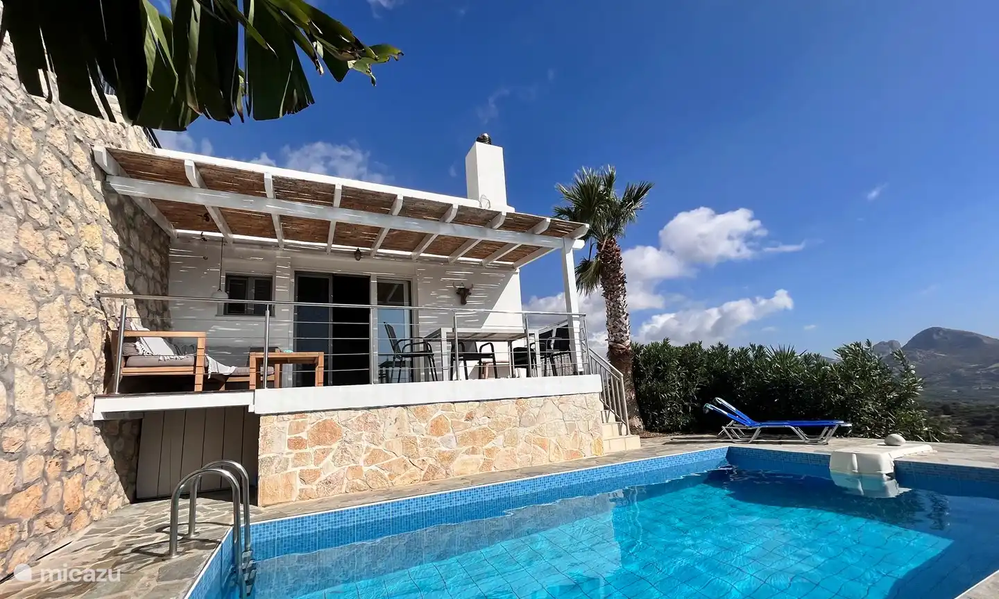 Von der Terrasse aus haben Sie einen wunderschönen Blick über die Bucht und den Swimmingpool. Tagsüber bietet die Palme ein schönes schattiges Plätzchen.