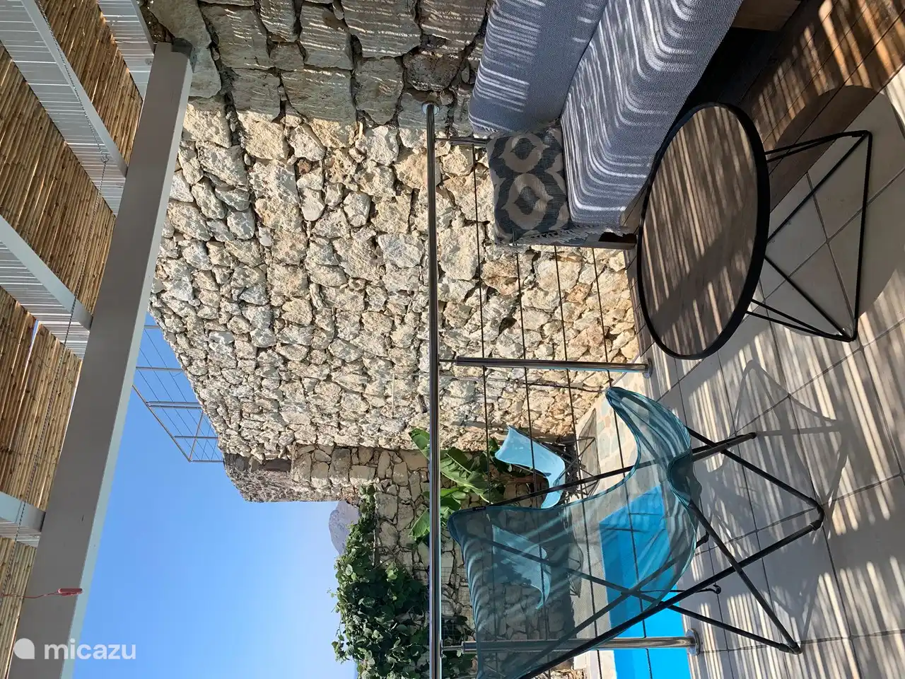 Das Bambusdach sorgt für angenehmes Licht und aufgrund seiner Durchlässigkeit für eine angenehme Temperatur. Das Loungesofa besteht aus mehreren Teilen und kann daher je nach Wetter und Gesellschaft vergrößert oder verkleinert werden.