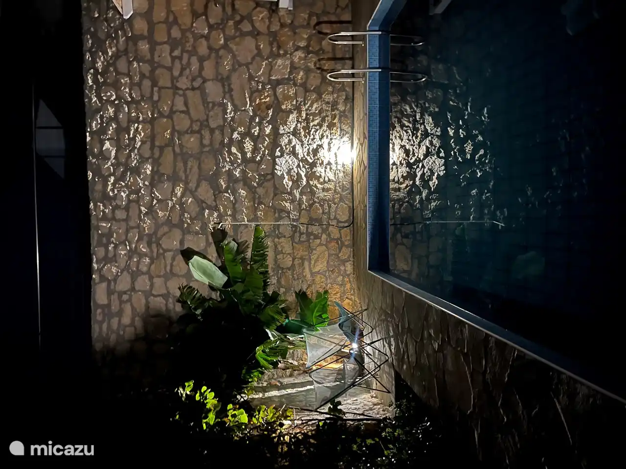 Die Außenbeleuchtung sorgt für ein attraktives Dekor rund um den Pool.