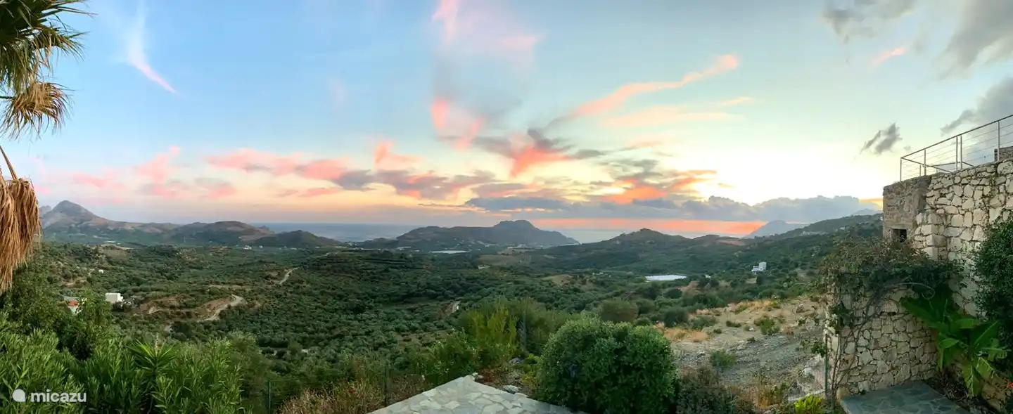 Die Aussicht ändert sich jeden Moment des Tages unter dem Einfluss von Sonne und Wolken.