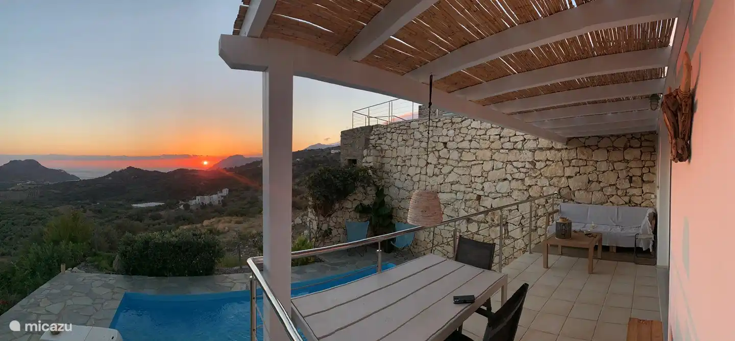 Die Terrasse ist nach Südwesten ausgerichtet und bietet oft einen Blick auf wunderschöne Sonnenuntergänge.