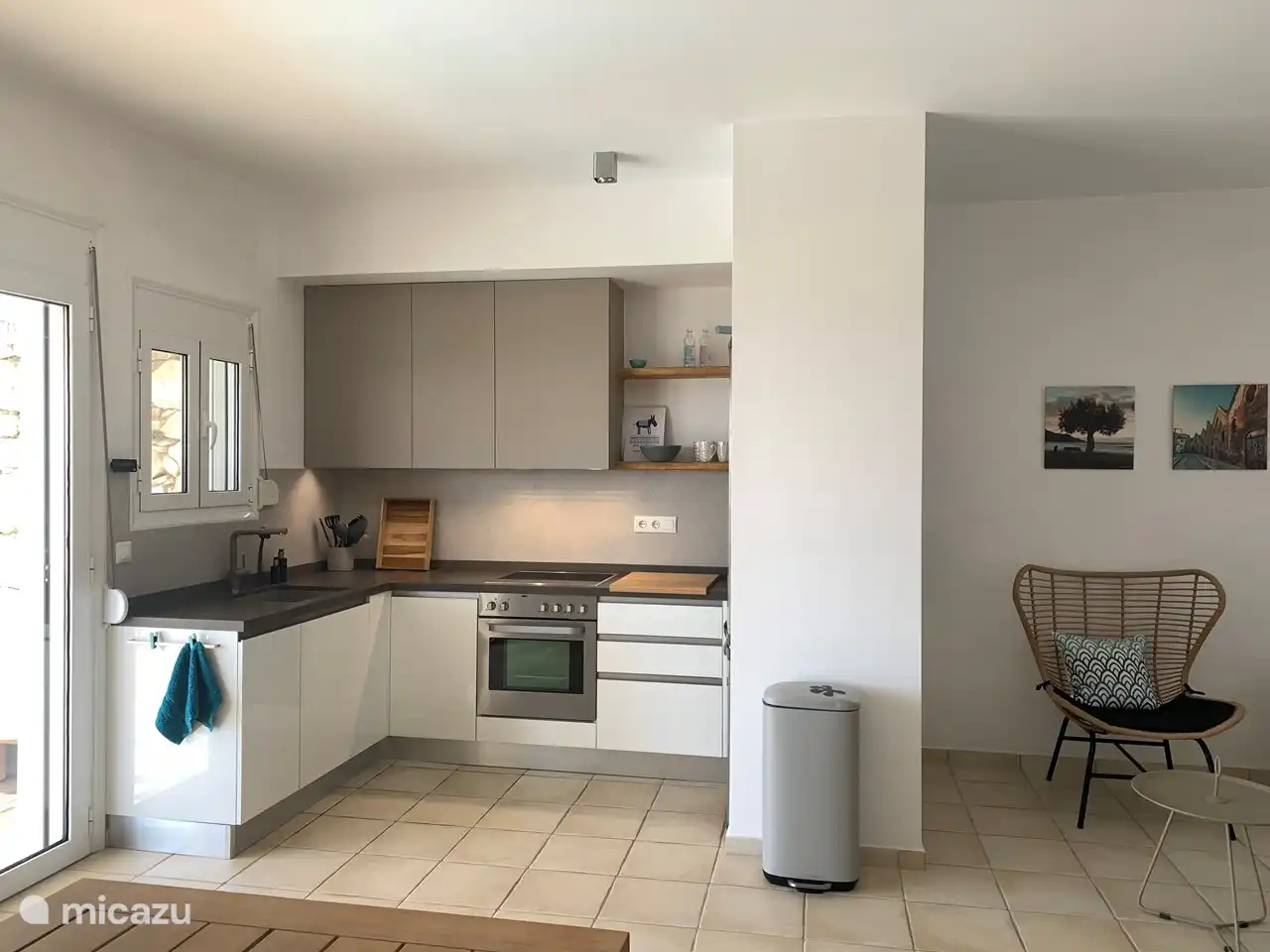 Das Wohnzimmer ist geräumig und hell und hat eine offene Küche mit schöner Aussicht und daher keine Spülmaschine ;-). 