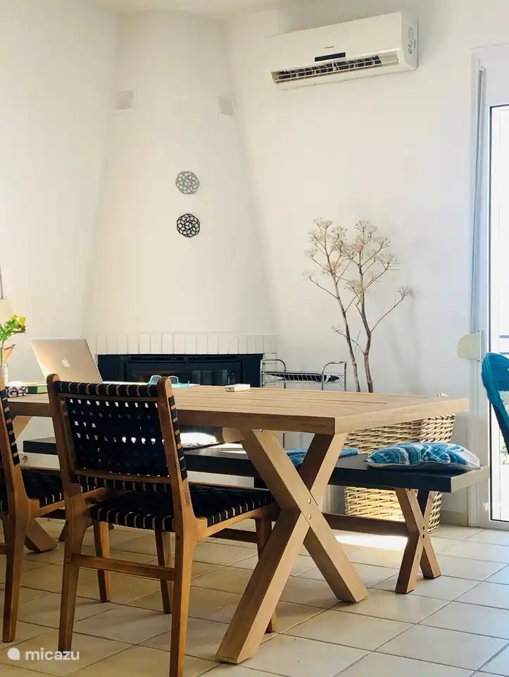 Das Wohnzimmer verfügt über einen geräumigen Essbereich aus Akazienholz. Durch seine Länge (240 cm) bietet der Tisch viel Platz für ausgiebige Mahlzeiten oder einen geräumigen Arbeitsplatz, der nicht jedes Mal geleert werden muss.