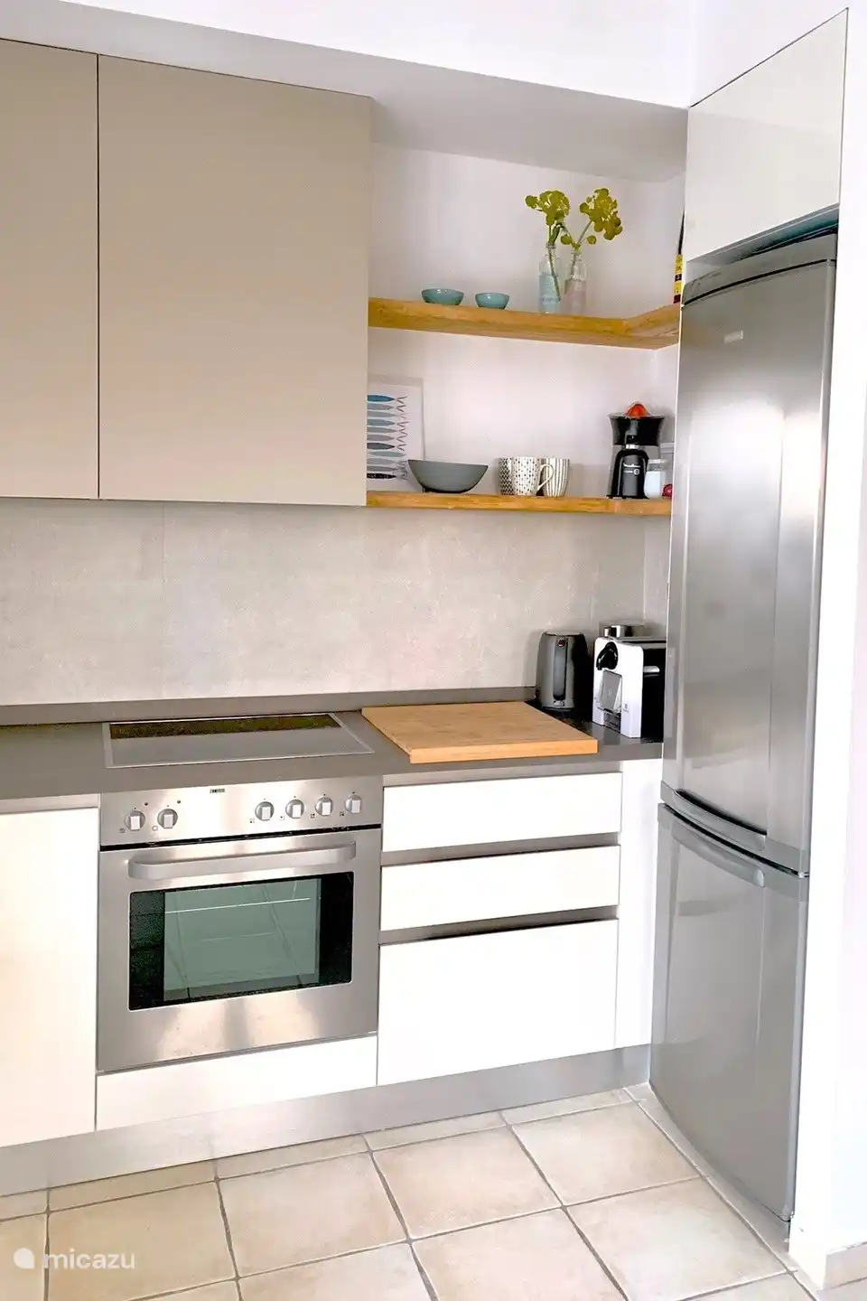 Wer gerne selbst kocht, dem stehen ausreichend Geräte, Geschirr und Kochutensilien sowie Öl, Kräuter und Gewürze zur Verfügung.