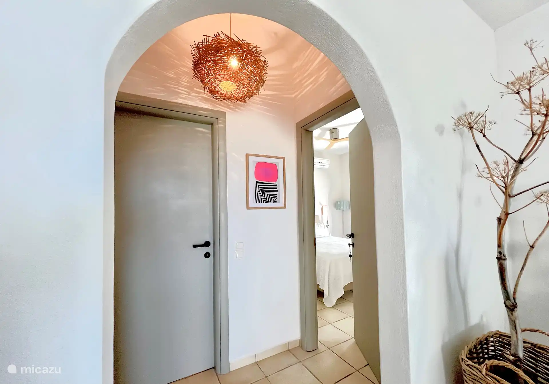 Das Anwesen verfügt über zwei Schlafzimmer mit einem Zwischenduschbad