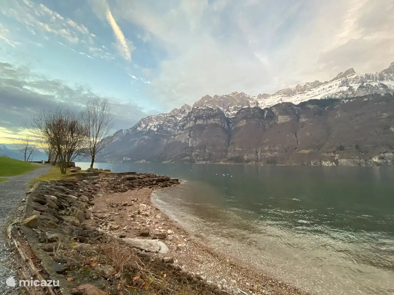 Wandelen langs het prachtige meer