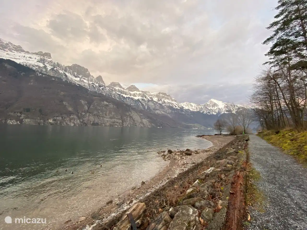 Wandelen langs het prachtige meer