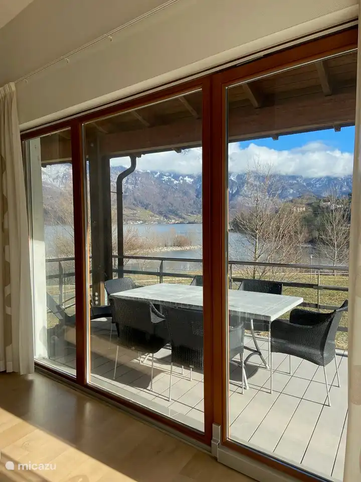 Balkon met uitzicht op de Walensee