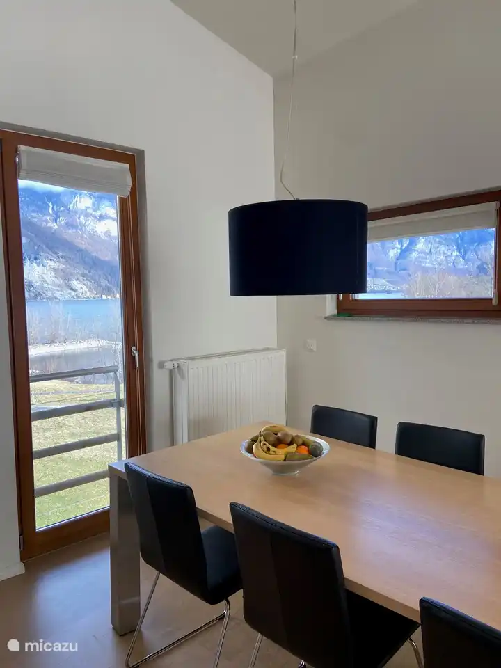 Eetkamer met uitzicht over het strandje en de Walensee