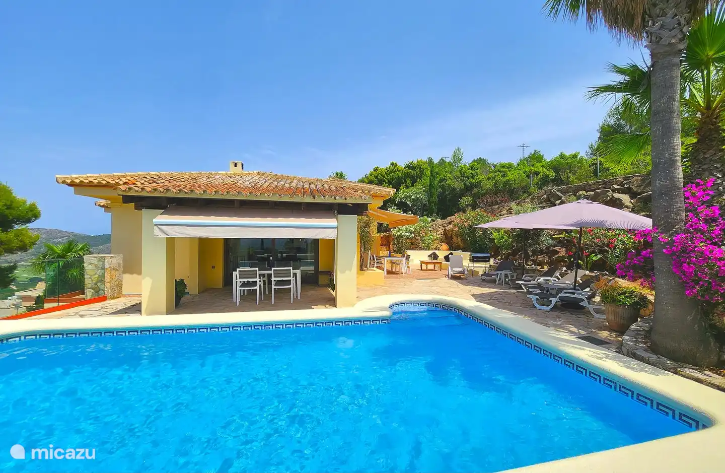 Disfrute de la piscina, la terraza y la vista