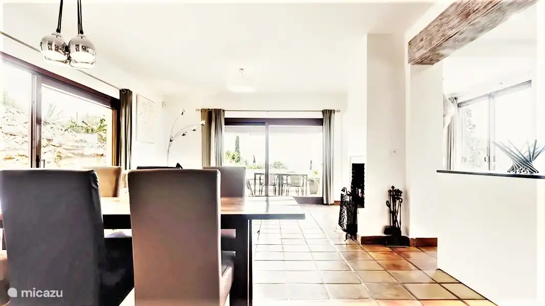 La luz entra al salón comedor a través de 4 grandes ventanales.