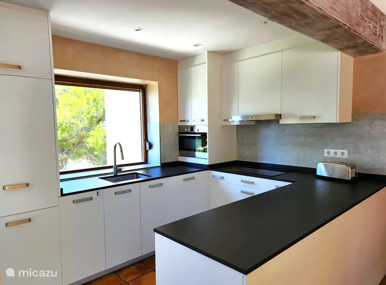 Cocina totalmente equipada con vistas.