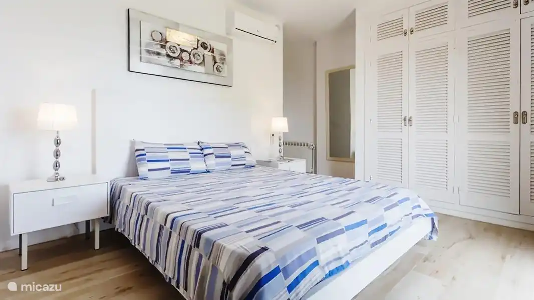 Amplia habitación con baño privado y balcón.