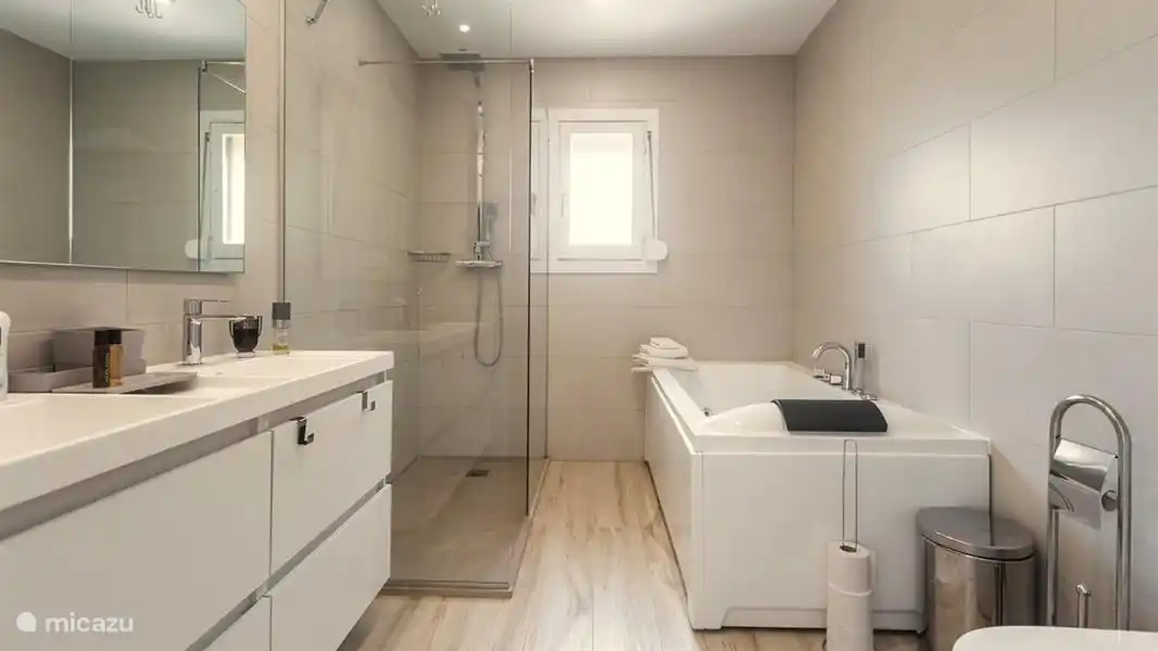 Baño principal con hidromasaje y ducha efecto lluvia