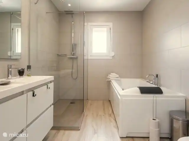 Villa la Sella | Espagne, Costa Blanca, Dénia - villa Salle de bain principale avec bain jacuzzi et douche rainshower