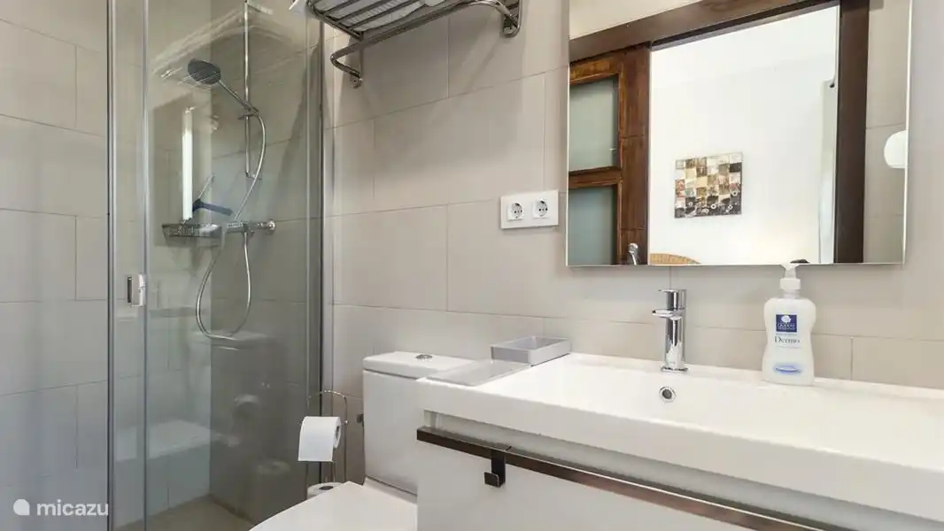 Cuarto de baño moderno con aire acondicionado y calefacción.