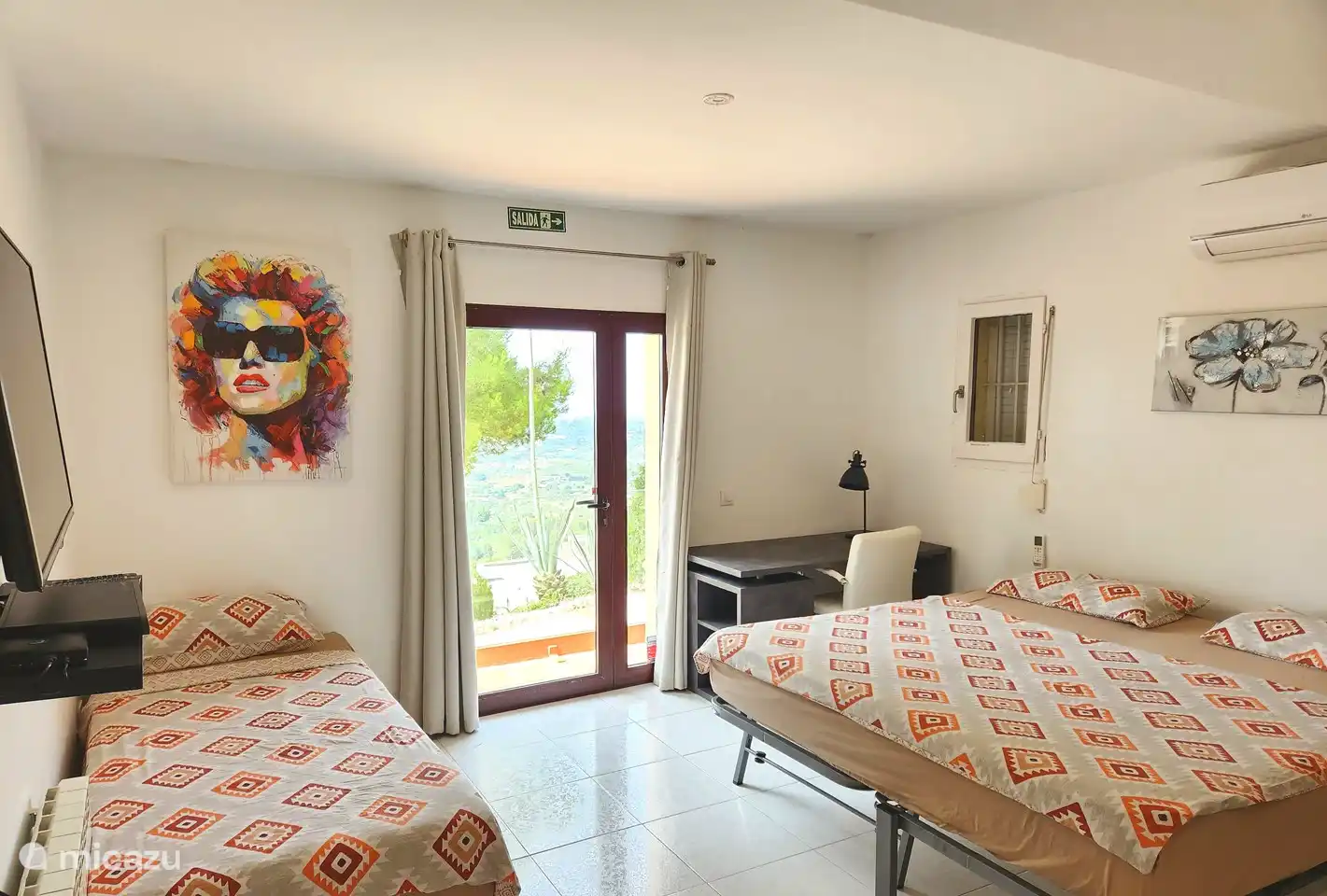 Estudio con escritorio