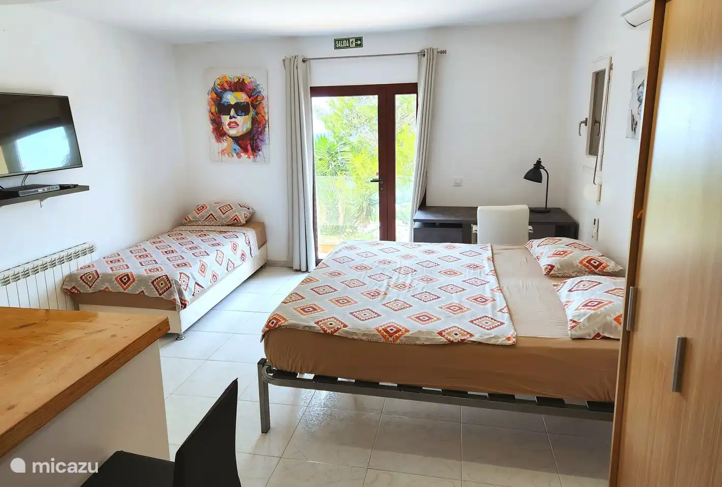 El estudio puede acomodar hasta 3 personas.