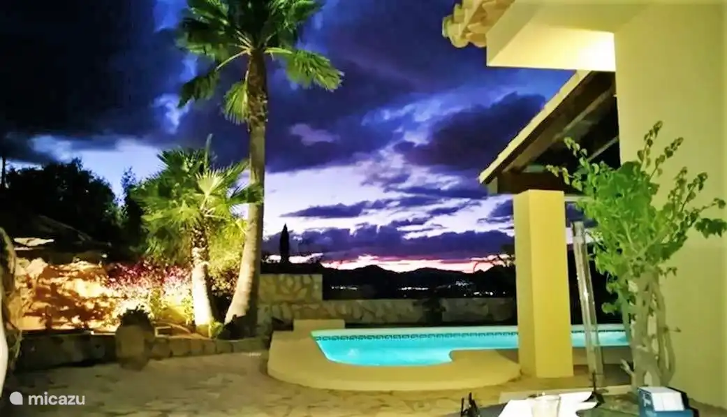 ¡Disfrute de la terraza de día y de noche!