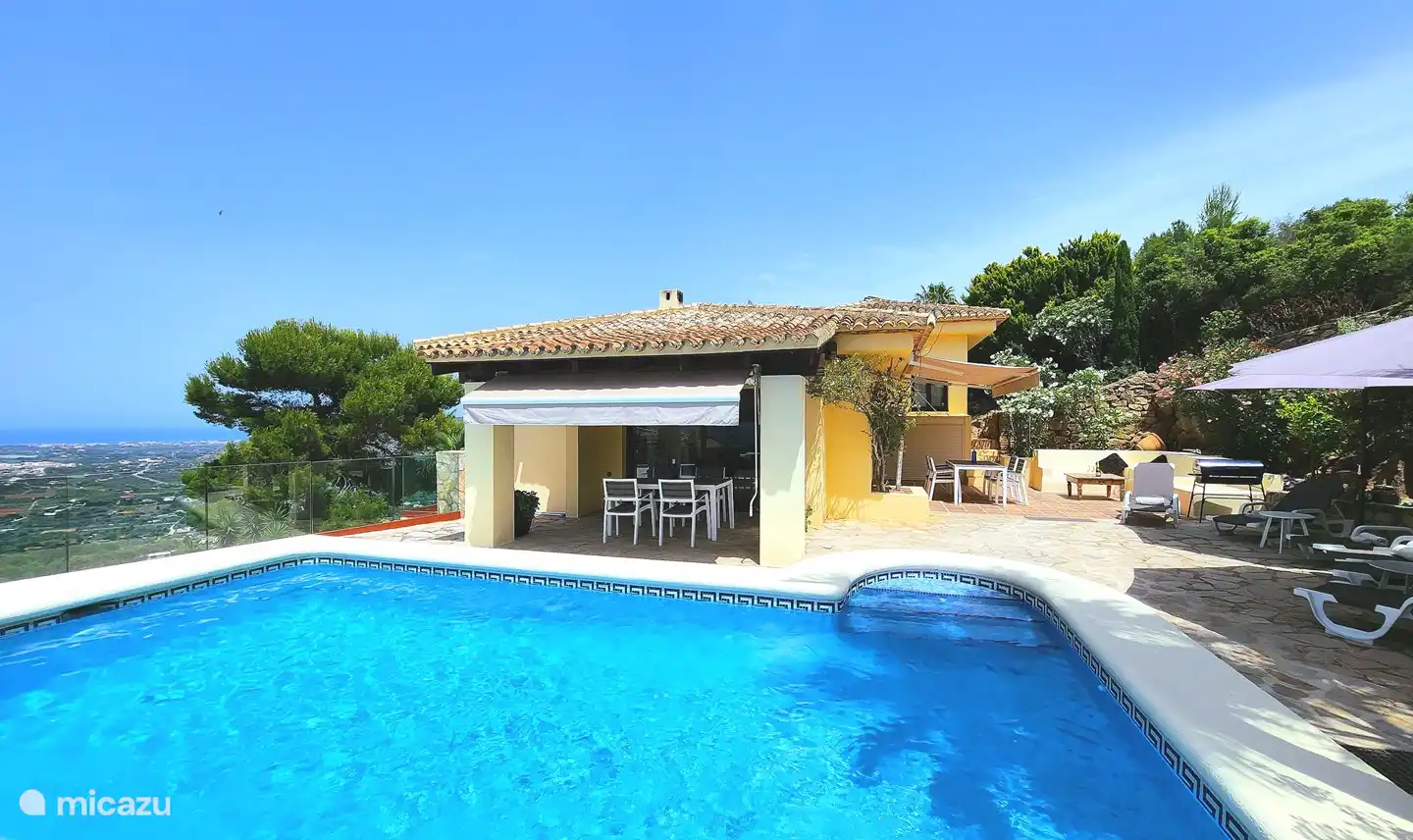 Piscina con una hermosa vista