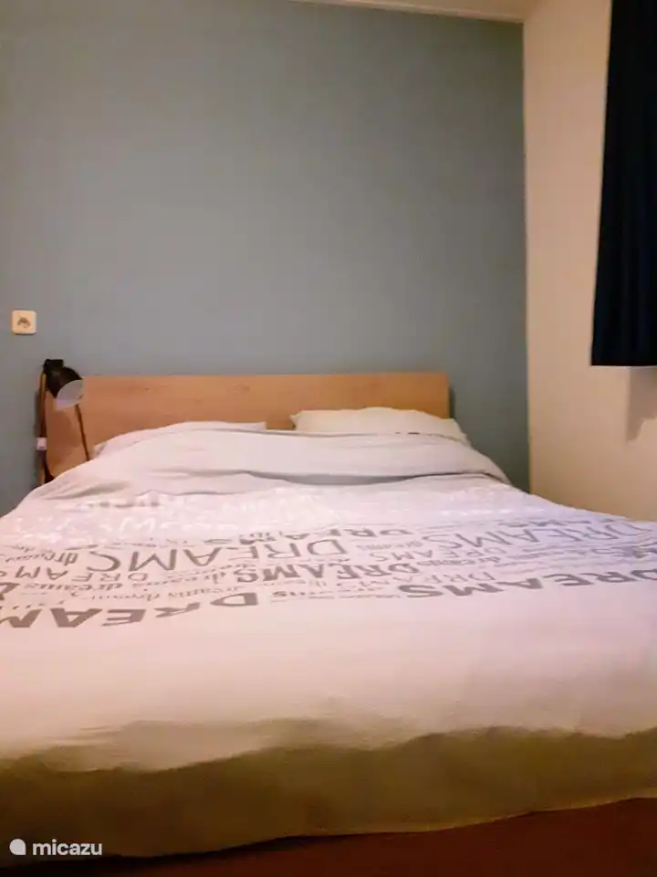 Dies ist Schlafzimmer 1, das Schlafzimmer mit dem Doppelbett.