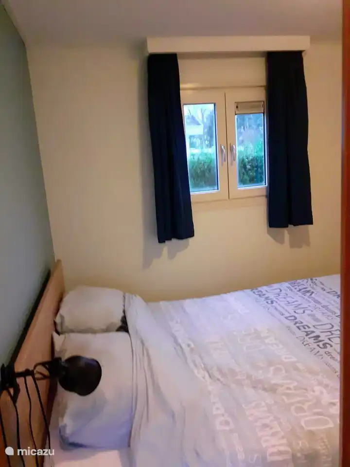 Schlafzimmer 1, mit 2 Betten von der anderen Seite. Dieses Zimmer hat auch 2 Schränke.