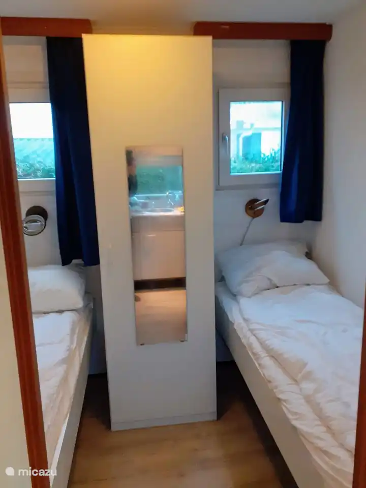 Dies ist Schlafzimmer 2 mit 2 Einzelbetten und einem Kleiderschrank mit Spiegel.