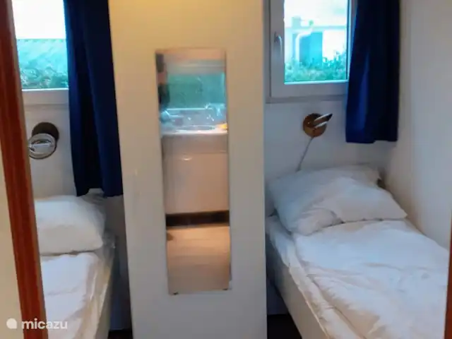 Chalet Putten en Países Bajos, Güeldres, Putten - chalet Este es el dormitorio 2 con 2 camas individuales y un armario con espejo.