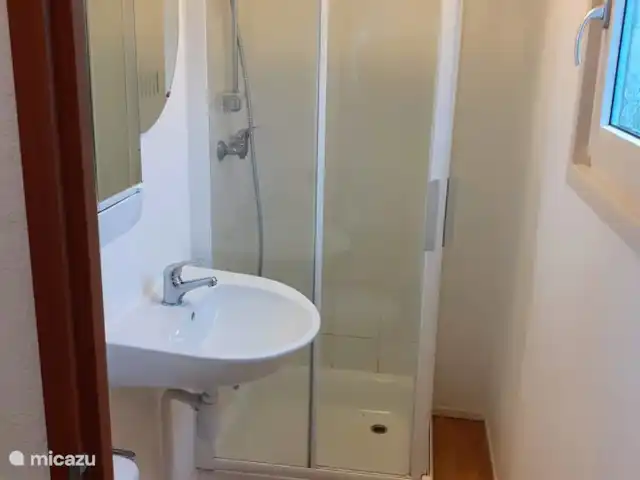 Chalet Putten en Países Bajos, Güeldres, Putten - chalet foto de la ducha y el inodoro.