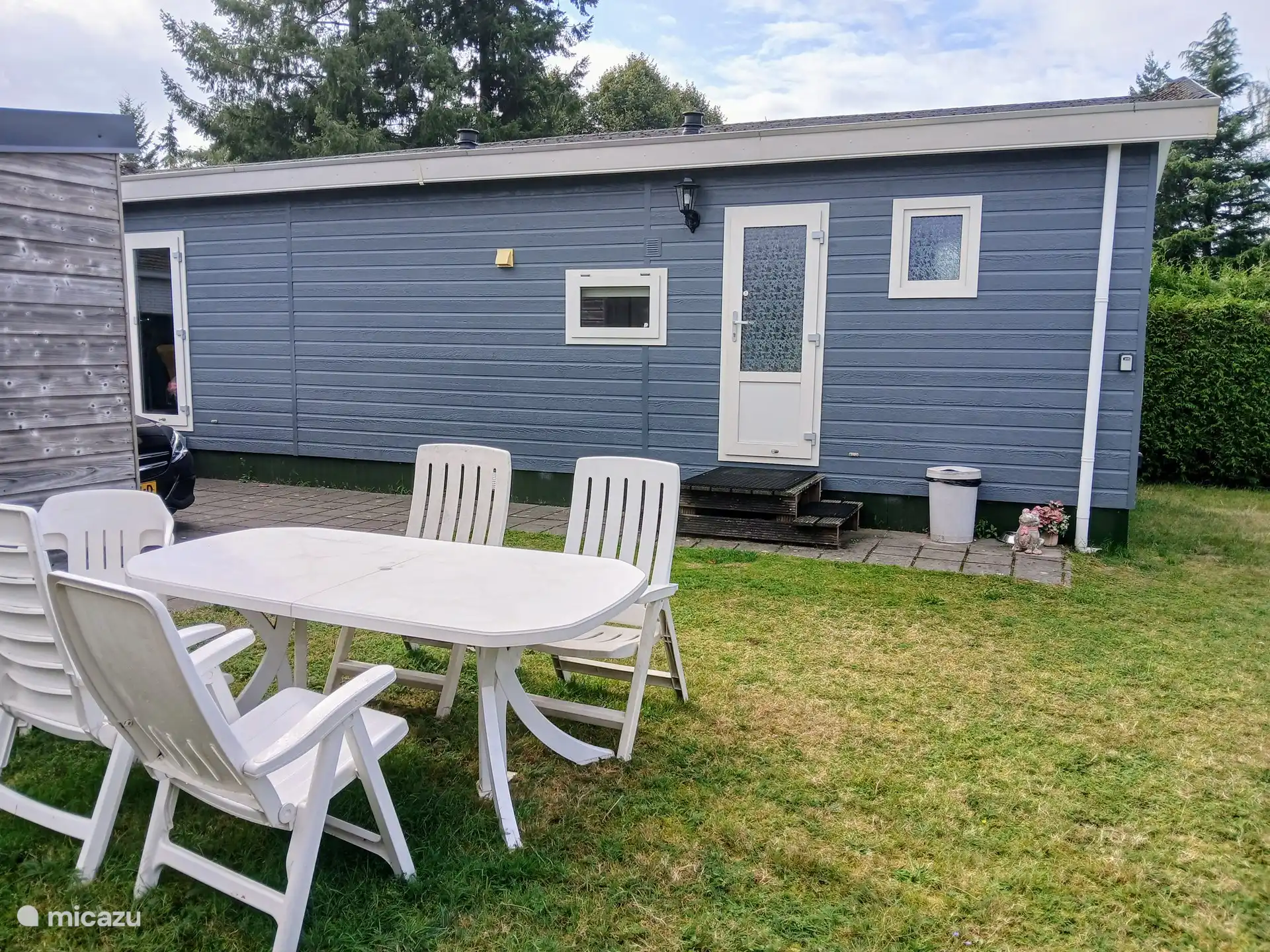 Foto von der Seite des Chalets. Das Chalet verfügt über einen großen Garten und steht auf einem großen Grundstück von 400 m2