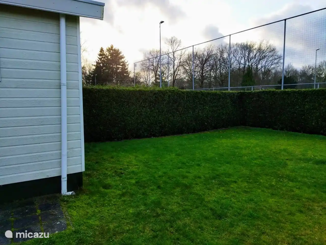 Der Garten erstreckt sich auch hinter dem Chalet.