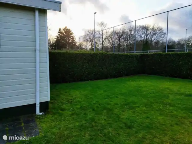 Chalet Putten en Países Bajos, Güeldres, Putten - chalet El jardín también se extiende detrás del chalet.