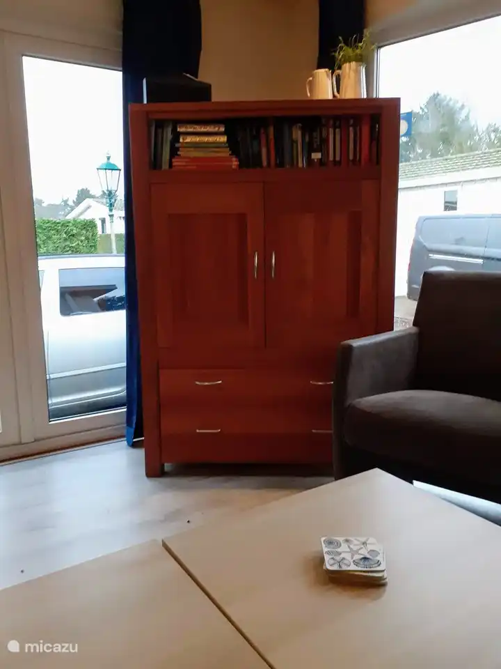 Gemütliches Wohnzimmer mit TV, Internet und DVD-Player.