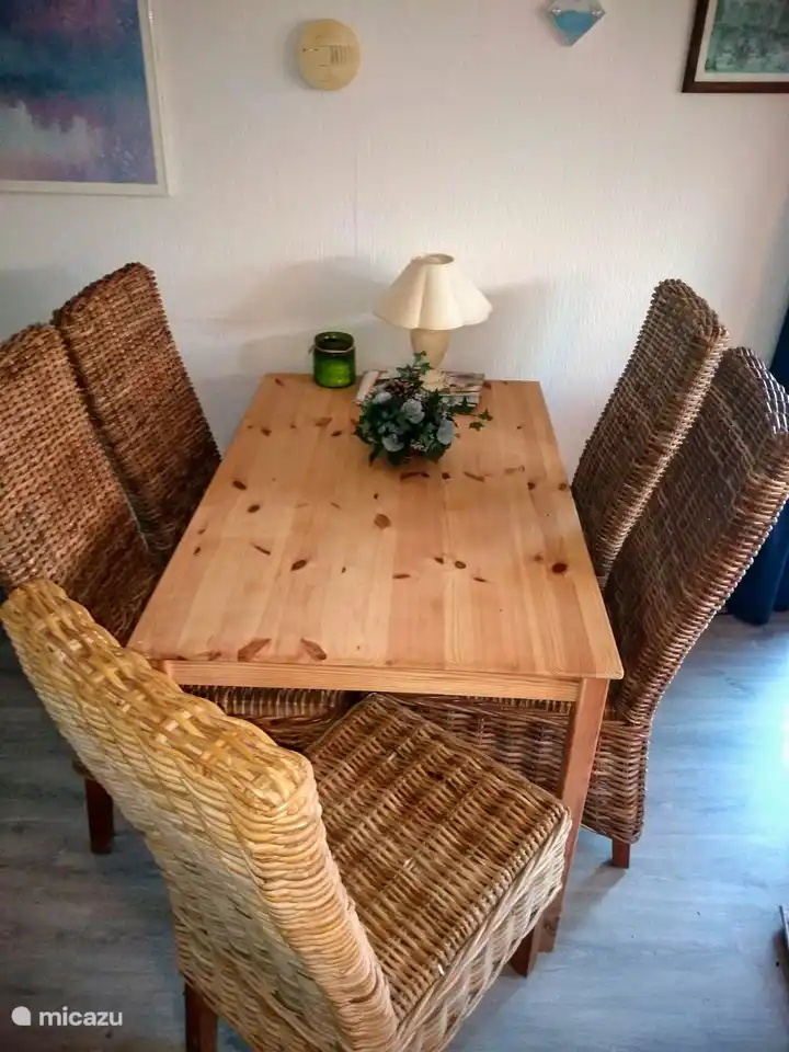 Es gibt einen Esstisch mit 5 Stühlen