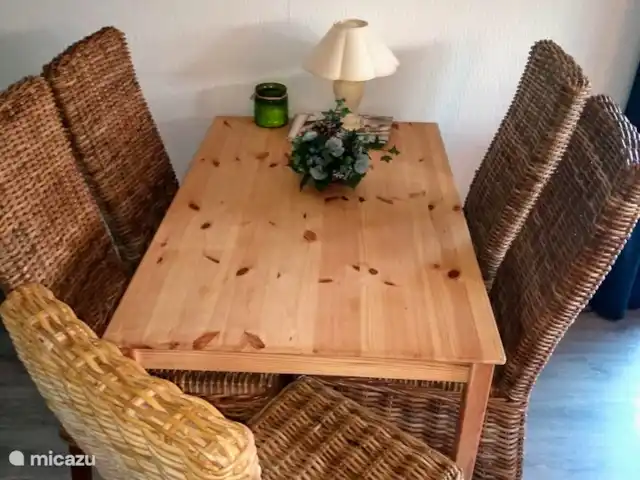 Chalet Putten en Países Bajos, Güeldres, Putten - chalet Hay una mesa de comedor con 5 sillas.