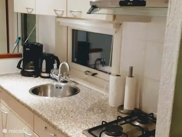 Chalet Putten en Países Bajos, Güeldres, Putten - chalet Hay una cocina con nevera, cocina a gas, campana extractora, cafetera, Senseo y tetera.