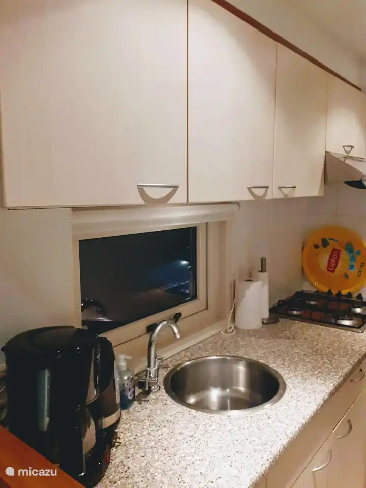 Die Küche ist eine offene Küche, die an das Wohnzimmer angrenzt.