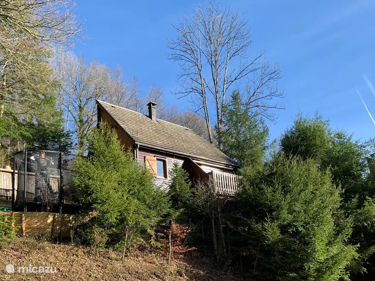 Because the house is high on the slope, it has a beautiful view over the first reservoir, Vande Dordogne.