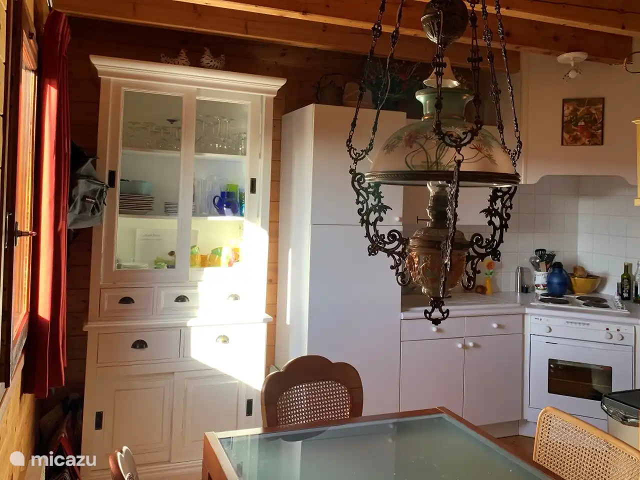 Dining room kitchen with extendable dining table for up to 6 people