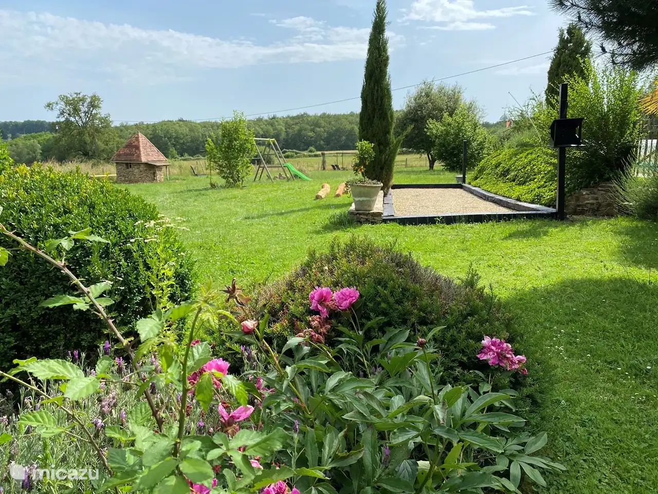 Jardin magnifiquement paysagé avec de nombreuses plantes à fleurs