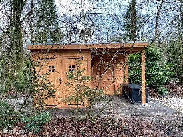 Garage à vélos avec borne de recharge