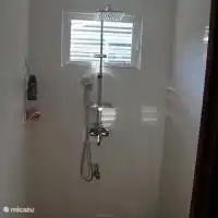 Duschen Sie mit heißem und kaltem Wasser