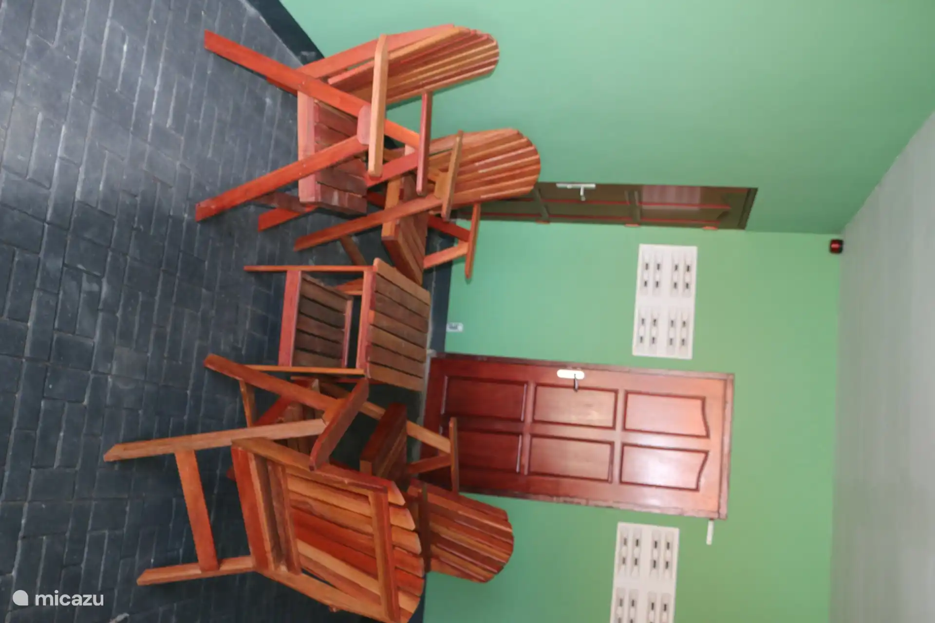 Die innere Terrasse. Hier stehen 2 Tische und 8 Stühle.