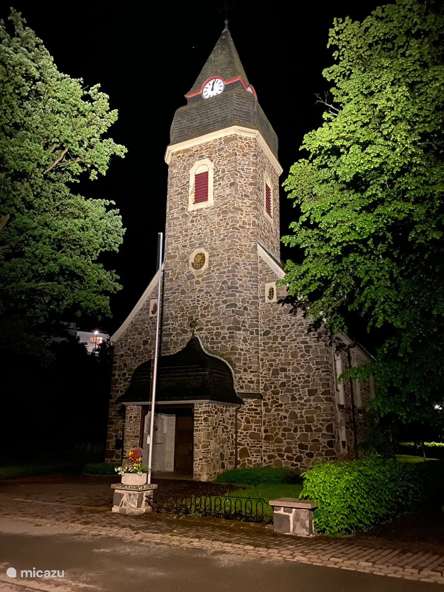 Kirche in Wiemeringhausen bei Nacht.
