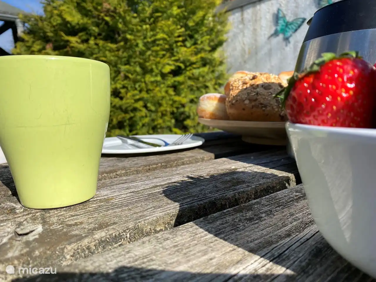 Frühstück im (März 2022) im Garten