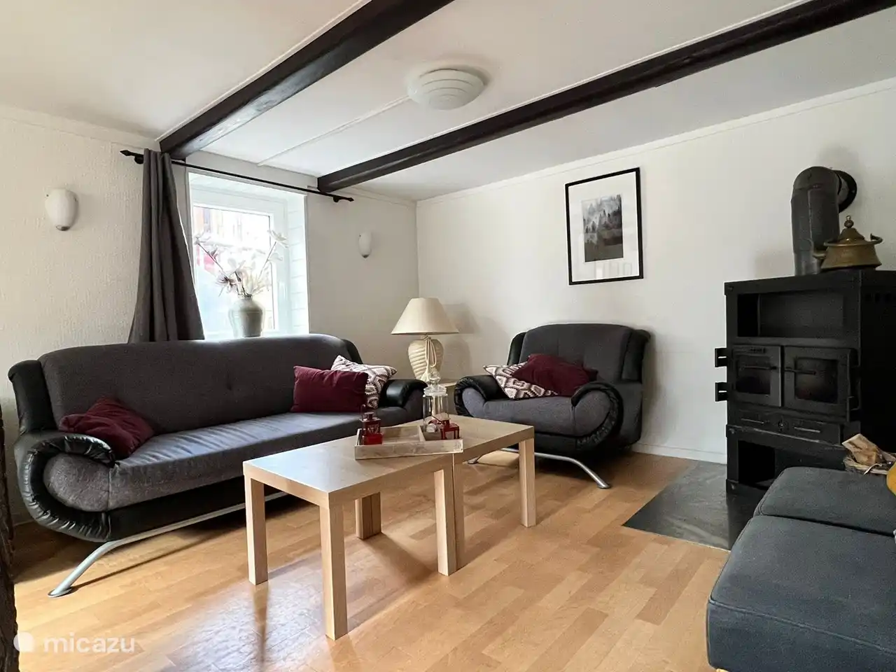 Wohnzimmer mit Holzofen.