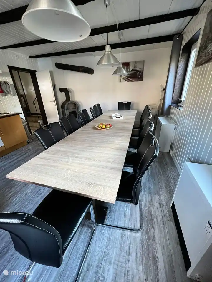 Küche mit Holzofen.