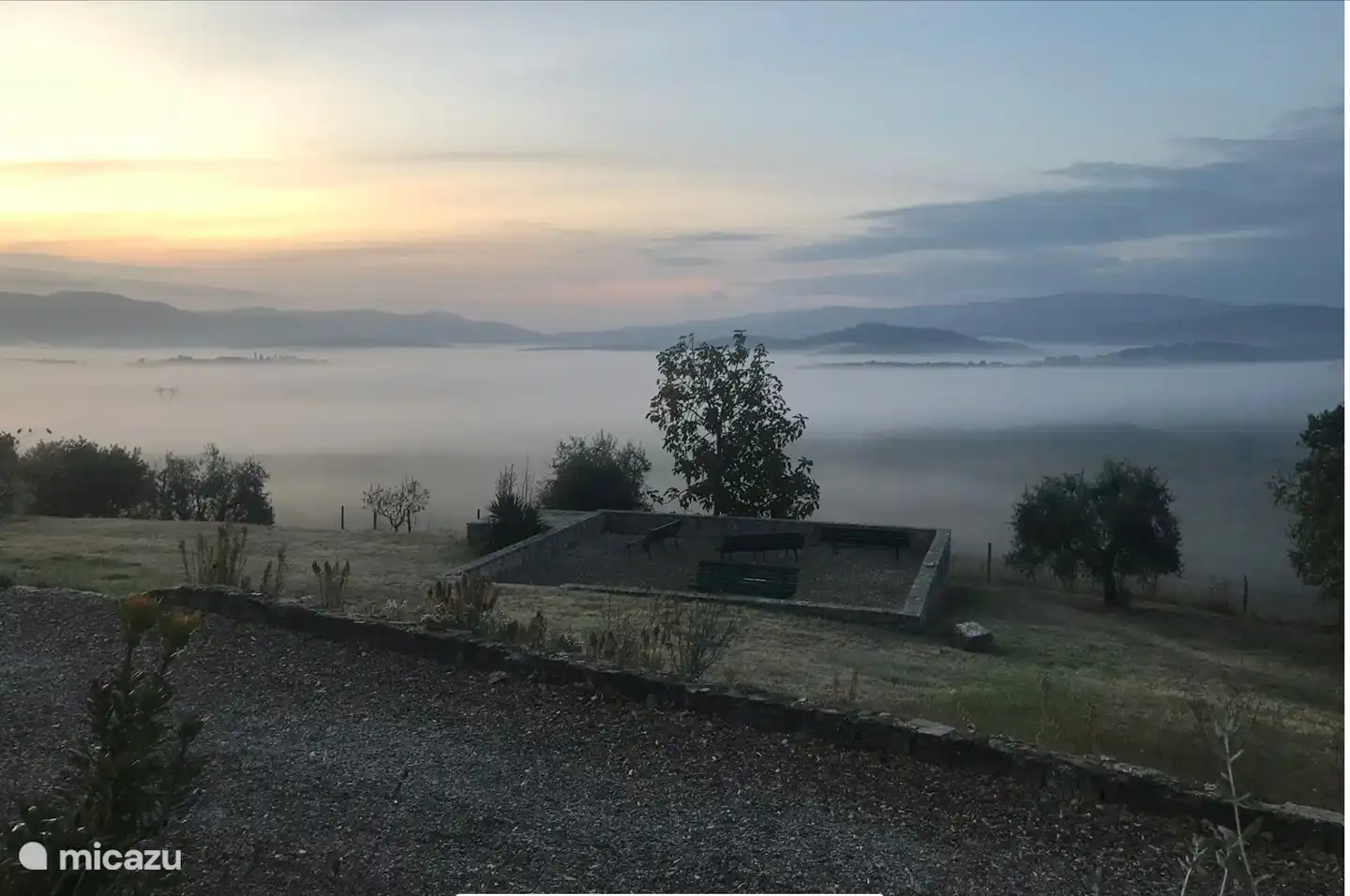 Heerlijk frisse ochtend met dromerige nevel
